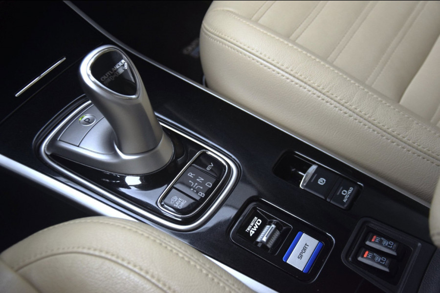 Mitsubishi Outlander 2.4 PHEV Pure+ Leer / Trekhaak / Side skirts