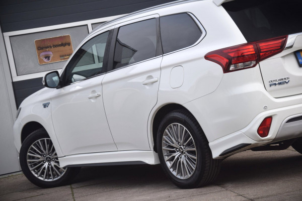Mitsubishi Outlander 2.4 PHEV Pure+ Leer / Trekhaak / Side skirts