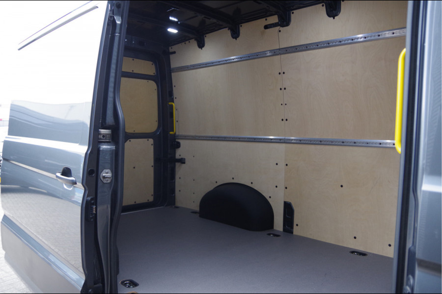 Volkswagen Crafter 35 2.0 TDI L3H3 177PK AUT. LED, STOELVERWARMING, TREKHAAK, ERGO ACTIVE GEVEERDE STOEL, CLIMATE CONTROL, CAMERA, NAVI, PARKEERSEN