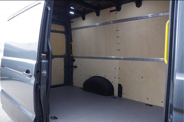 Volkswagen Crafter 35 2.0 TDI L3H3 177PK AUT. LED, STOELVERWARMING, TREKHAAK, ERGO ACTIVE GEVEERDE STOEL, CLIMATE CONTROL, CAMERA, NAVI, PARKEERSEN