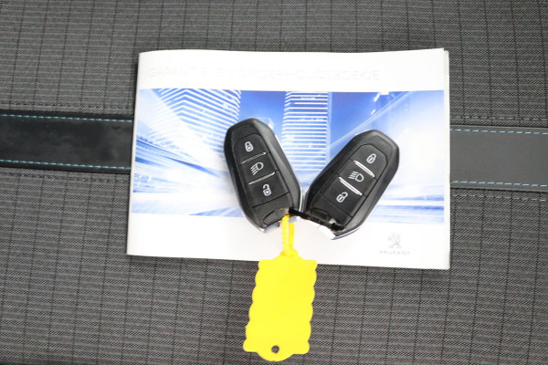 Peugeot 208 1.2 Allure*AUTOM*CARPLAY*ACC*LANE-ASS*NAVI*CAMERA*