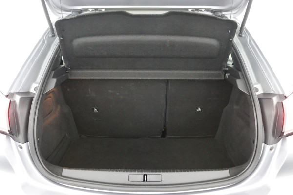 Peugeot 208 1.2 Allure*AUTOM*CARPLAY*ACC*LANE-ASS*NAVI*CAMERA*