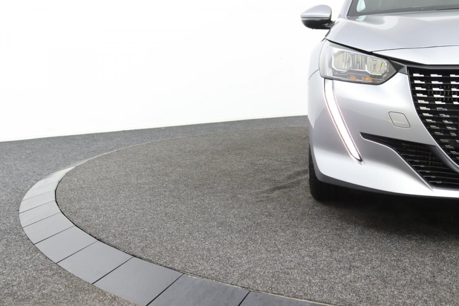 Peugeot 208 1.2 Allure*AUTOM*CARPLAY*ACC*LANE-ASS*NAVI*CAMERA*