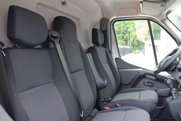 Renault Master T35 2.3 dCi 180pk L3H2 - Airco - Navigatie - Camera - Cruise - Parkeersensoren - 105l tank - Rijklaar