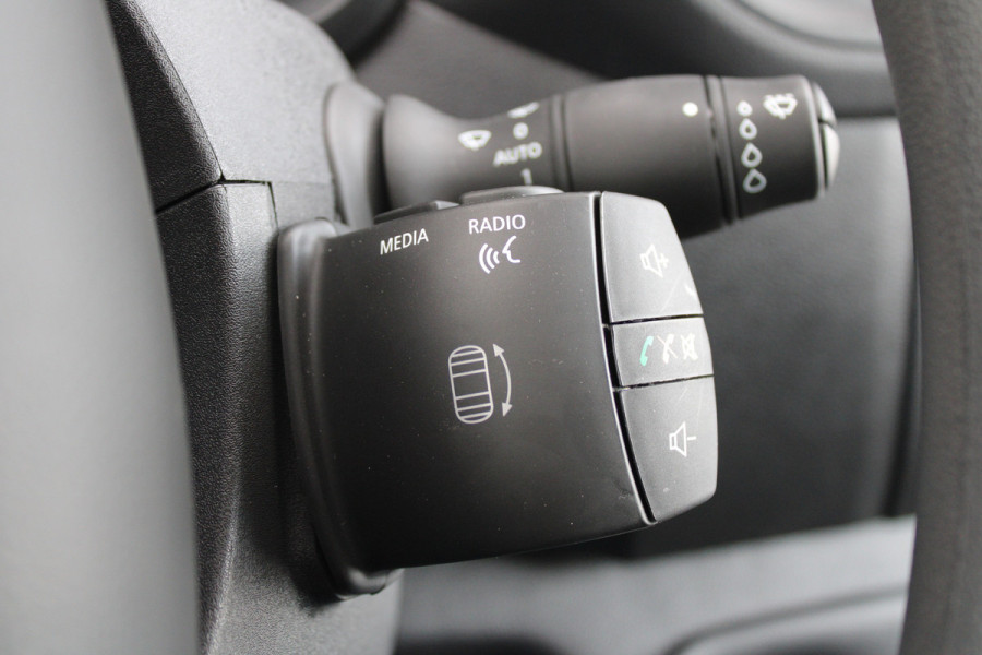 Renault Master T35 2.3 dCi 180pk L3H2 - Airco - Navigatie - Camera - Cruise - Parkeersensoren - 105l tank - Rijklaar