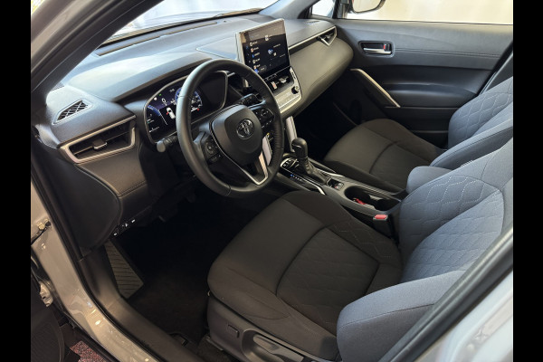 Toyota Corolla Cross HYBRID 140 STYLE STOEL/STUUR VERW. ELEK.KLEP LED KEYLESS CARPLAY NAVI CAMERA ADAP CRUISE PDC ✅ Top auto's Wijchen. Al 30 Jaar verkoop van Toyota  : Benzine / Hybride / PHEV / HEV / Diverse modellen : Style / Executive / Dynamic / Plus / Business / Sport / Active / Premium etc. ✅
