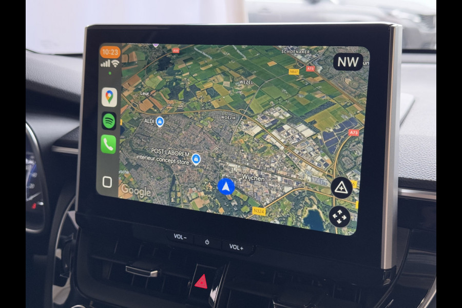 Toyota Corolla Cross HYBRID 140 STYLE STOEL/STUUR VERW. ELEK.KLEP LED KEYLESS CARPLAY NAVI CAMERA ADAP CRUISE PDC ✅ Top auto's Wijchen. Al 30 Jaar verkoop van Toyota  : Benzine / Hybride / PHEV / HEV / Diverse modellen : Style / Executive / Dynamic / Plus / Business / Sport / Active / Premium etc. ✅