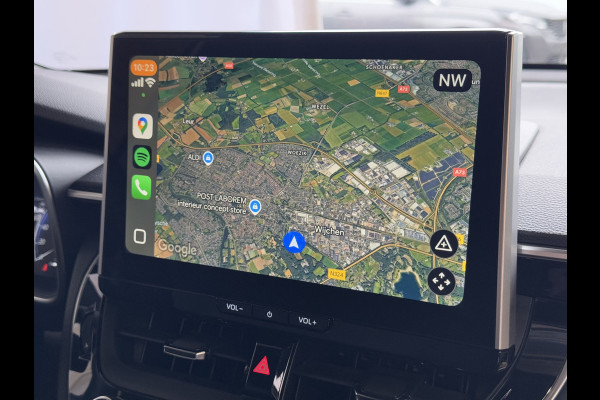 Toyota Corolla Cross HYBRID 140 STYLE STOEL/STUUR VERW. ELEK.KLEP LED KEYLESS CARPLAY NAVI CAMERA ADAP CRUISE PDC ✅ Top auto's Wijchen. Al 30 Jaar verkoop van Toyota  : Benzine / Hybride / PHEV / HEV / Diverse modellen : Style / Executive / Dynamic / Plus / Business / Sport / Active / Premium etc. ✅