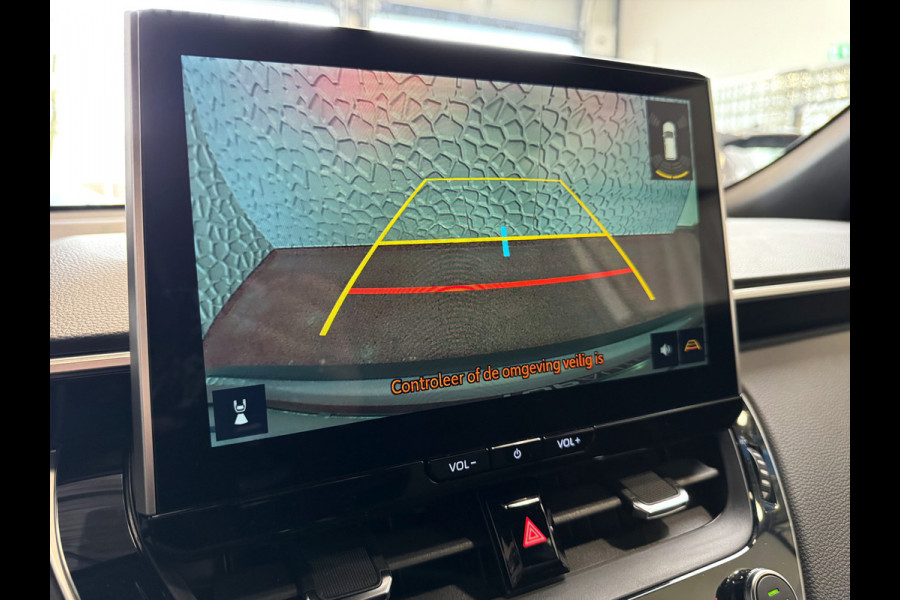 Toyota Corolla Cross HYBRID 140 STYLE STOEL/STUUR VERW. ELEK.KLEP LED KEYLESS CARPLAY NAVI CAMERA ADAP CRUISE PDC ✅ Top auto's Wijchen. Al 30 Jaar verkoop van Toyota  : Benzine / Hybride / PHEV / HEV / Diverse modellen : Style / Executive / Dynamic / Plus / Business / Sport / Active / Premium etc. ✅