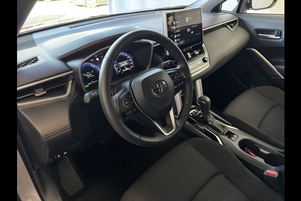 Toyota Corolla Cross HYBRID 140 STYLE STOEL/STUUR VERW. ELEK.KLEP LED KEYLESS CARPLAY NAVI CAMERA ADAP CRUISE PDC ✅ Top auto's Wijchen. Al 30 Jaar verkoop van Toyota  : Benzine / Hybride / PHEV / HEV / Diverse modellen : Style / Executive / Dynamic / Plus / Business / Sport / Active / Premium etc. ✅