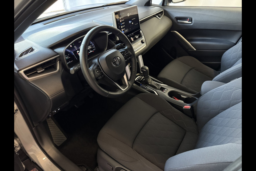Toyota Corolla Cross HYBRID 140 STYLE STOEL/STUUR VERW. ELEK.KLEP LED KEYLESS CARPLAY NAVI CAMERA ADAP CRUISE PDC ✅ Top auto's Wijchen. Al 30 Jaar verkoop van Toyota  : Benzine / Hybride / PHEV / HEV / Diverse modellen : Style / Executive / Dynamic / Plus / Business / Sport / Active / Premium etc. ✅