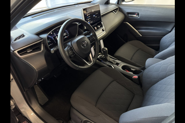 Toyota Corolla Cross HYBRID 140 STYLE STOEL/STUUR VERW. ELEK.KLEP LED KEYLESS CARPLAY NAVI CAMERA ADAP CRUISE PDC ✅ Top auto's Wijchen. Al 30 Jaar verkoop van Toyota  : Benzine / Hybride / PHEV / HEV / Diverse modellen : Style / Executive / Dynamic / Plus / Business / Sport / Active / Premium etc. ✅