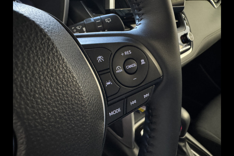 Toyota Corolla Cross HYBRID 140 STYLE STOEL/STUUR VERW. ELEK.KLEP LED KEYLESS CARPLAY NAVI CAMERA ADAP CRUISE PDC ✅ Top auto's Wijchen. Al 30 Jaar verkoop van Toyota  : Benzine / Hybride / PHEV / HEV / Diverse modellen : Style / Executive / Dynamic / Plus / Business / Sport / Active / Premium etc. ✅