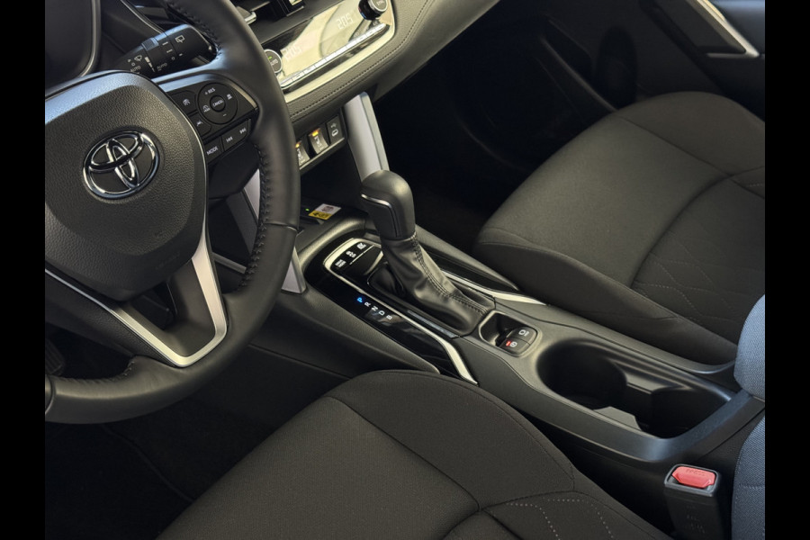 Toyota Corolla Cross HYBRID 140 STYLE STOEL/STUUR VERW. ELEK.KLEP LED KEYLESS CARPLAY NAVI CAMERA ADAP CRUISE PDC ✅ Top auto's Wijchen. Al 30 Jaar verkoop van Toyota  : Benzine / Hybride / PHEV / HEV / Diverse modellen : Style / Executive / Dynamic / Plus / Business / Sport / Active / Premium etc. ✅