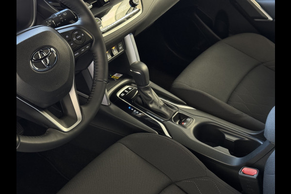 Toyota Corolla Cross HYBRID 140 STYLE STOEL/STUUR VERW. ELEK.KLEP LED KEYLESS CARPLAY NAVI CAMERA ADAP CRUISE PDC ✅ Top auto's Wijchen. Al 30 Jaar verkoop van Toyota  : Benzine / Hybride / PHEV / HEV / Diverse modellen : Style / Executive / Dynamic / Plus / Business / Sport / Active / Premium etc. ✅