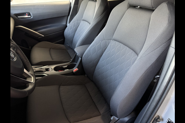 Toyota Corolla Cross HYBRID 140 STYLE STOEL/STUUR VERW. ELEK.KLEP LED KEYLESS CARPLAY NAVI CAMERA ADAP CRUISE PDC ✅ Top auto's Wijchen. Al 30 Jaar verkoop van Toyota  : Benzine / Hybride / PHEV / HEV / Diverse modellen : Style / Executive / Dynamic / Plus / Business / Sport / Active / Premium etc. ✅