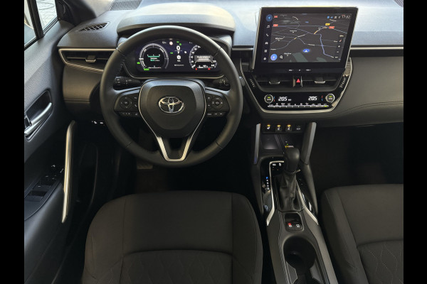 Toyota Corolla Cross HYBRID 140 STYLE STOEL/STUUR VERW. ELEK.KLEP LED KEYLESS CARPLAY NAVI CAMERA ADAP CRUISE PDC ✅ Top auto's Wijchen. Al 30 Jaar verkoop van Toyota  : Benzine / Hybride / PHEV / HEV / Diverse modellen : Style / Executive / Dynamic / Plus / Business / Sport / Active / Premium etc. ✅