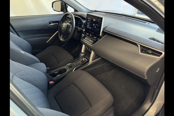 Toyota Corolla Cross HYBRID 140 STYLE STOEL/STUUR VERW. ELEK.KLEP LED KEYLESS CARPLAY NAVI CAMERA ADAP CRUISE PDC ✅ Top auto's Wijchen. Al 30 Jaar verkoop van Toyota  : Benzine / Hybride / PHEV / HEV / Diverse modellen : Style / Executive / Dynamic / Plus / Business / Sport / Active / Premium etc. ✅