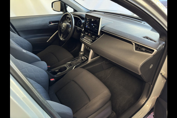 Toyota Corolla Cross HYBRID 140 STYLE STOEL/STUUR VERW. ELEK.KLEP LED KEYLESS CARPLAY NAVI CAMERA ADAP CRUISE PDC ✅ Top auto's Wijchen. Al 30 Jaar verkoop van Toyota  : Benzine / Hybride / PHEV / HEV / Diverse modellen : Style / Executive / Dynamic / Plus / Business / Sport / Active / Premium etc. ✅