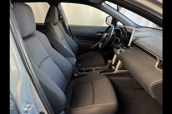Toyota Corolla Cross HYBRID 140 STYLE STOEL/STUUR VERW. ELEK.KLEP LED KEYLESS CARPLAY NAVI CAMERA ADAP CRUISE PDC ✅ Top auto's Wijchen. Al 30 Jaar verkoop van Toyota  : Benzine / Hybride / PHEV / HEV / Diverse modellen : Style / Executive / Dynamic / Plus / Business / Sport / Active / Premium etc. ✅