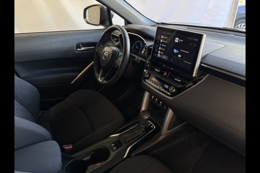 Toyota Corolla Cross HYBRID 140 STYLE STOEL/STUUR VERW. ELEK.KLEP LED KEYLESS CARPLAY NAVI CAMERA ADAP CRUISE PDC ✅ Top auto's Wijchen. Al 30 Jaar verkoop van Toyota  : Benzine / Hybride / PHEV / HEV / Diverse modellen : Style / Executive / Dynamic / Plus / Business / Sport / Active / Premium etc. ✅