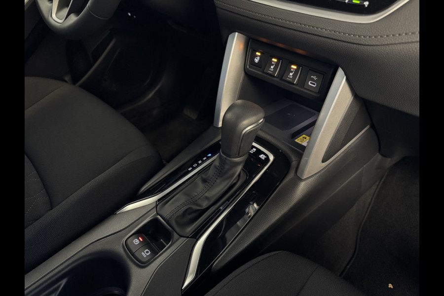 Toyota Corolla Cross HYBRID 140 STYLE STOEL/STUUR VERW. ELEK.KLEP LED KEYLESS CARPLAY NAVI CAMERA ADAP CRUISE PDC ✅ Top auto's Wijchen. Al 30 Jaar verkoop van Toyota  : Benzine / Hybride / PHEV / HEV / Diverse modellen : Style / Executive / Dynamic / Plus / Business / Sport / Active / Premium etc. ✅