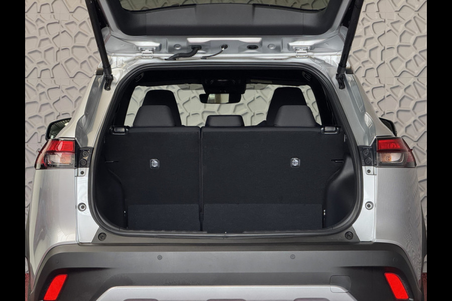 Toyota Corolla Cross HYBRID 140 STYLE STOEL/STUUR VERW. ELEK.KLEP LED KEYLESS CARPLAY NAVI CAMERA ADAP CRUISE PDC ✅ Top auto's Wijchen. Al 30 Jaar verkoop van Toyota  : Benzine / Hybride / PHEV / HEV / Diverse modellen : Style / Executive / Dynamic / Plus / Business / Sport / Active / Premium etc. ✅