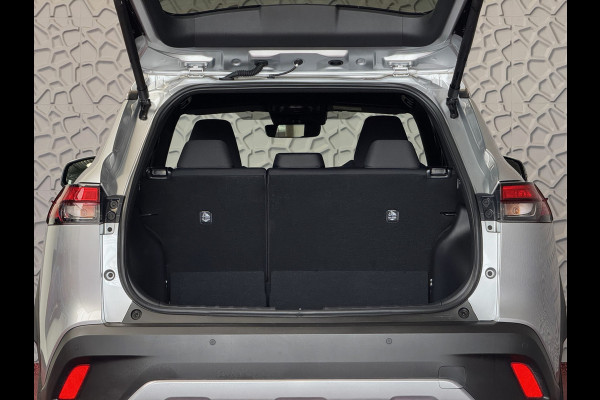 Toyota Corolla Cross HYBRID 140 STYLE STOEL/STUUR VERW. ELEK.KLEP LED KEYLESS CARPLAY NAVI CAMERA ADAP CRUISE PDC ✅ Top auto's Wijchen. Al 30 Jaar verkoop van Toyota  : Benzine / Hybride / PHEV / HEV / Diverse modellen : Style / Executive / Dynamic / Plus / Business / Sport / Active / Premium etc. ✅