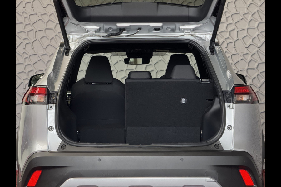 Toyota Corolla Cross HYBRID 140 STYLE STOEL/STUUR VERW. ELEK.KLEP LED KEYLESS CARPLAY NAVI CAMERA ADAP CRUISE PDC ✅ Top auto's Wijchen. Al 30 Jaar verkoop van Toyota  : Benzine / Hybride / PHEV / HEV / Diverse modellen : Style / Executive / Dynamic / Plus / Business / Sport / Active / Premium etc. ✅