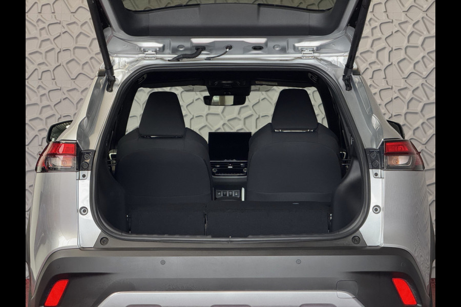 Toyota Corolla Cross HYBRID 140 STYLE STOEL/STUUR VERW. ELEK.KLEP LED KEYLESS CARPLAY NAVI CAMERA ADAP CRUISE PDC ✅ Top auto's Wijchen. Al 30 Jaar verkoop van Toyota  : Benzine / Hybride / PHEV / HEV / Diverse modellen : Style / Executive / Dynamic / Plus / Business / Sport / Active / Premium etc. ✅