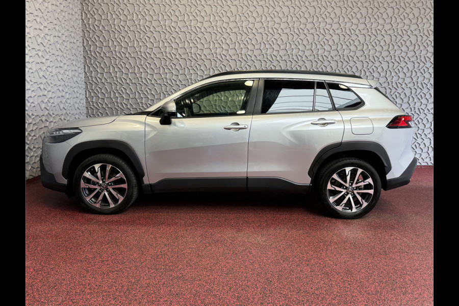 Toyota Corolla Cross HYBRID 140 STYLE STOEL/STUUR VERW. ELEK.KLEP LED KEYLESS CARPLAY NAVI CAMERA ADAP CRUISE PDC ✅ Top auto's Wijchen. Al 30 Jaar verkoop van Toyota  : Benzine / Hybride / PHEV / HEV / Diverse modellen : Style / Executive / Dynamic / Plus / Business / Sport / Active / Premium etc. ✅