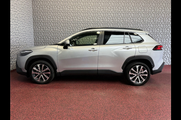 Toyota Corolla Cross HYBRID 140 STYLE STOEL/STUUR VERW. ELEK.KLEP LED KEYLESS CARPLAY NAVI CAMERA ADAP CRUISE PDC ✅ Top auto's Wijchen. Al 30 Jaar verkoop van Toyota  : Benzine / Hybride / PHEV / HEV / Diverse modellen : Style / Executive / Dynamic / Plus / Business / Sport / Active / Premium etc. ✅