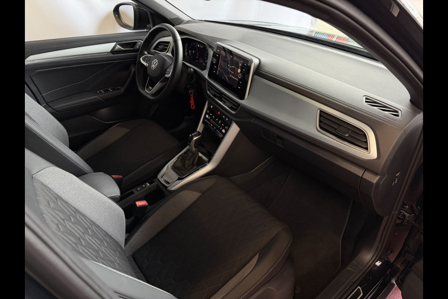 Volkswagen T-Roc 1.5 TSI 150PK EVO ADAP.CRUISE LED VIR.COCKPIT 18''LMV STOEL/.VERW. CAMERA TREKHAAK LMV 03.2025 HALF LEDER DODE.HOEK.DET ✅Top Auto's Wijchen , 30 Jaar Specialist in Volkswagen  : Alle Type's : R-Line Edition / Style / First Edition / Highline / Life , Zowel PHEV / HEV / MHEV / Benzine ✅