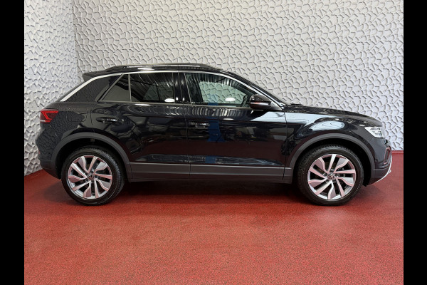 Volkswagen T-Roc 1.5 TSI 150PK EVO ADAP.CRUISE LED VIR.COCKPIT 18''LMV STOEL/.VERW. CAMERA TREKHAAK LMV 03.2025 HALF LEDER DODE.HOEK.DET ✅Top Auto's Wijchen , 30 Jaar Specialist in Volkswagen  : Alle Type's : R-Line Edition / Style / First Edition / Highline / Life , Zowel PHEV / HEV / MHEV / Benzine ✅