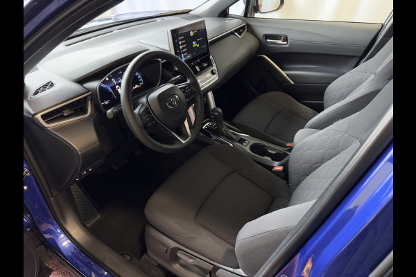 Toyota Corolla Cross 12/2024 HYBRID 140 STYLE LED KEYLESS CARPLAY NAVI CAMERA STOEL/STUUR VERW. ELEK.KLEP ADAP CRUISE PDC ✅ Top Auto's Wijchen , Al 30 Jaar verkoop van Toyota , Type's Launch / Executive / Dynamic / First Edition / Business / Zowel Phev / Hev / Benzine / met fabrieksgarantie ✅