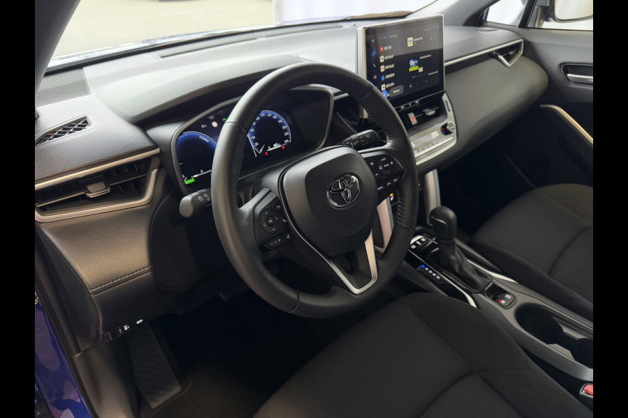 Toyota Corolla Cross 12/2024 HYBRID 140 STYLE LED KEYLESS CARPLAY NAVI CAMERA STOEL/STUUR VERW. ELEK.KLEP ADAP CRUISE PDC ✅ Top Auto's Wijchen , Al 30 Jaar verkoop van Toyota , Type's Launch / Executive / Dynamic / First Edition / Business / Zowel Phev / Hev / Benzine / met fabrieksgarantie ✅