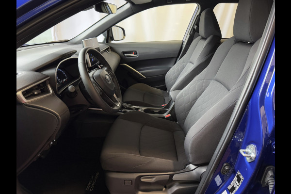 Toyota Corolla Cross 12/2024 HYBRID 140 STYLE LED KEYLESS CARPLAY NAVI CAMERA STOEL/STUUR VERW. ELEK.KLEP ADAP CRUISE PDC ✅ Top Auto's Wijchen , Al 30 Jaar verkoop van Toyota , Type's Launch / Executive / Dynamic / First Edition / Business / Zowel Phev / Hev / Benzine / met fabrieksgarantie ✅