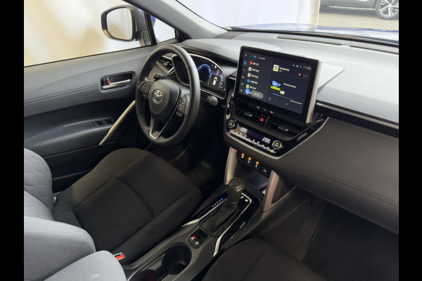 Toyota Corolla Cross 12/2024 HYBRID 140 STYLE LED KEYLESS CARPLAY NAVI CAMERA STOEL/STUUR VERW. ELEK.KLEP ADAP CRUISE PDC ✅ Top Auto's Wijchen , Al 30 Jaar verkoop van Toyota , Type's Launch / Executive / Dynamic / First Edition / Business / Zowel Phev / Hev / Benzine / met fabrieksgarantie ✅
