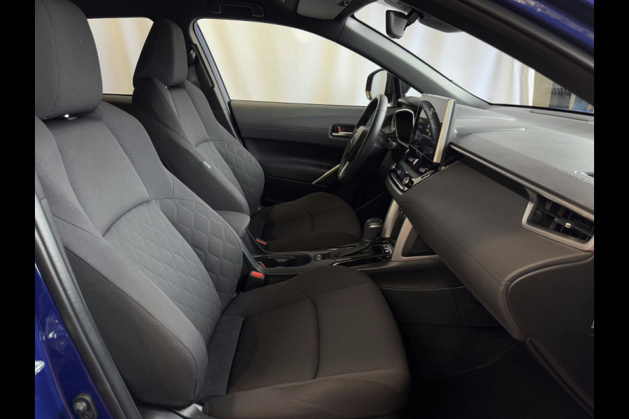 Toyota Corolla Cross 12/2024 HYBRID 140 STYLE LED KEYLESS CARPLAY NAVI CAMERA STOEL/STUUR VERW. ELEK.KLEP ADAP CRUISE PDC ✅ Top Auto's Wijchen , Al 30 Jaar verkoop van Toyota , Type's Launch / Executive / Dynamic / First Edition / Business / Zowel Phev / Hev / Benzine / met fabrieksgarantie ✅
