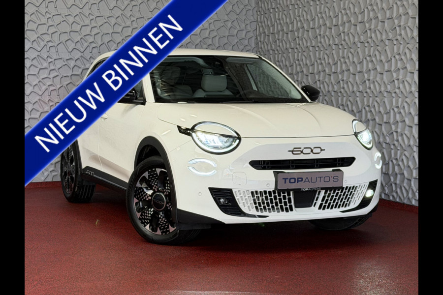 Fiat 600 1.2 HYBRID LA PRIMA LEER MASSAGE ELEK.STOEL CAMERA CARPLAY ADAP.CRUISE STOELVERW. ELEK.KLEP 18''LMV ✅ Top Auto Fiat Wijchen , 30 Jaar ervaring in Fiat , Wij leveren de : Icon / La Prima / Pop / Sport . Urban / Benzine / Hybrid . Met Fabrieksgarantie ✅