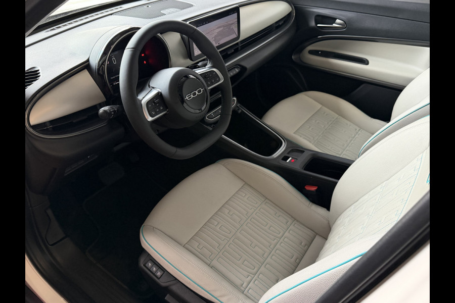 Fiat 600 1.2 HYBRID LA PRIMA LEER MASSAGE ELEK.STOEL CAMERA CARPLAY ADAP.CRUISE STOELVERW. ELEK.KLEP 18''LMV ✅ Top Auto Fiat Wijchen , 30 Jaar ervaring in Fiat , Wij leveren de : Icon / La Prima / Pop / Sport . Urban / Benzine / Hybrid . Met Fabrieksgarantie ✅