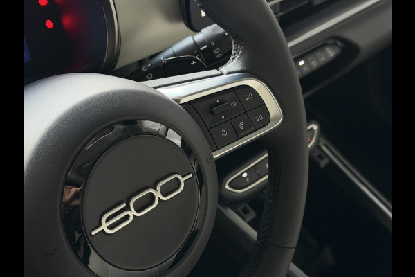 Fiat 600 1.2 HYBRID LA PRIMA LEER MASSAGE ELEK.STOEL CAMERA CARPLAY ADAP.CRUISE STOELVERW. ELEK.KLEP 18''LMV ✅ Top Auto Fiat Wijchen , 30 Jaar ervaring in Fiat , Wij leveren de : Icon / La Prima / Pop / Sport . Urban / Benzine / Hybrid . Met Fabrieksgarantie ✅