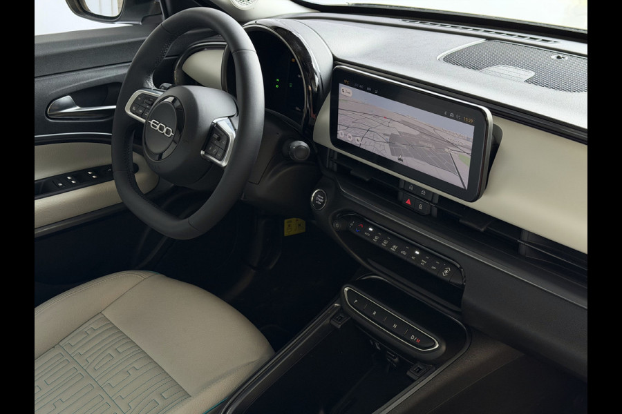 Fiat 600 1.2 HYBRID LA PRIMA LEER MASSAGE ELEK.STOEL CAMERA CARPLAY ADAP.CRUISE STOELVERW. ELEK.KLEP 18''LMV ✅ Top Auto Fiat Wijchen , 30 Jaar ervaring in Fiat , Wij leveren de : Icon / La Prima / Pop / Sport . Urban / Benzine / Hybrid . Met Fabrieksgarantie ✅