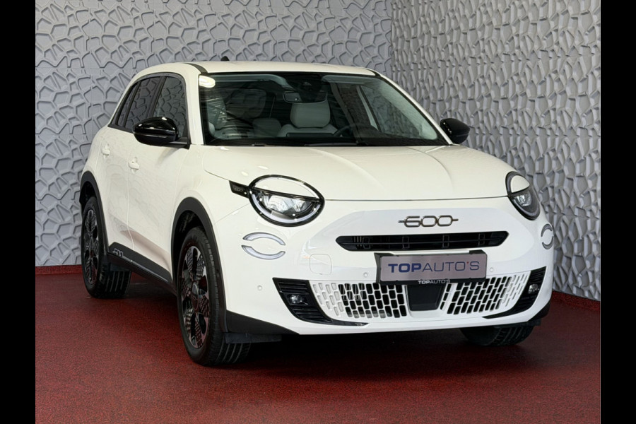 Fiat 600 1.2 HYBRID LA PRIMA LEER MASSAGE ELEK.STOEL CAMERA CARPLAY ADAP.CRUISE STOELVERW. ELEK.KLEP 18''LMV ✅ Top Auto Fiat Wijchen , 30 Jaar ervaring in Fiat , Wij leveren de : Icon / La Prima / Pop / Sport . Urban / Benzine / Hybrid . Met Fabrieksgarantie ✅