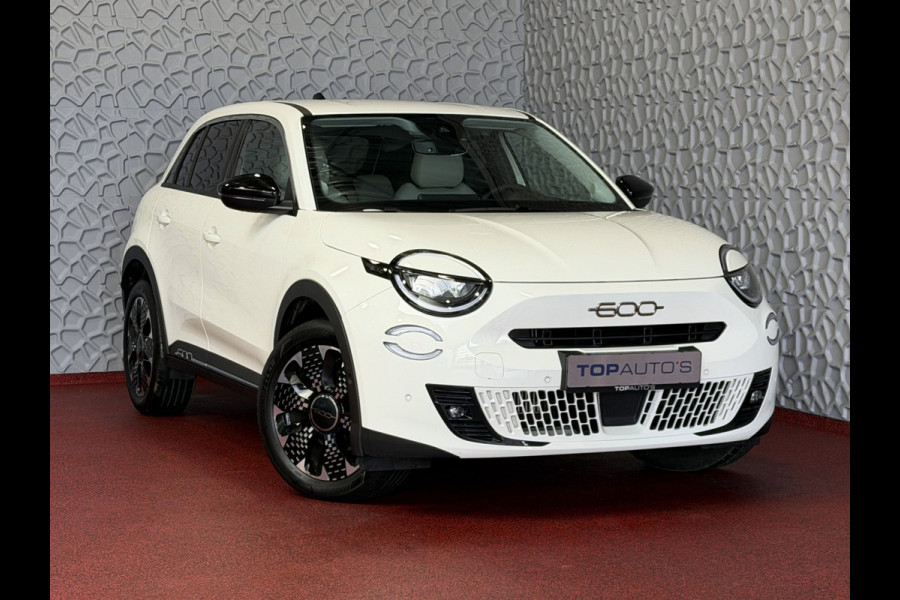 Fiat 600 1.2 HYBRID LA PRIMA LEER MASSAGE ELEK.STOEL CAMERA CARPLAY ADAP.CRUISE STOELVERW. ELEK.KLEP 18''LMV ✅ Top Auto Fiat Wijchen , 30 Jaar ervaring in Fiat , Wij leveren de : Icon / La Prima / Pop / Sport . Urban / Benzine / Hybrid . Met Fabrieksgarantie ✅