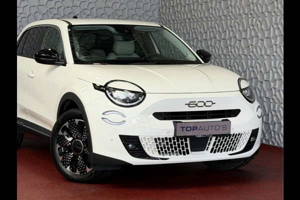 Fiat 600 1.2 HYBRID LA PRIMA LEER MASSAGE ELEK.STOEL CAMERA CARPLAY ADAP.CRUISE STOELVERW. ELEK.KLEP 18''LMV ✅ Top Auto Fiat Wijchen , 30 Jaar ervaring in Fiat , Wij leveren de : Icon / La Prima / Pop / Sport . Urban / Benzine / Hybrid . Met Fabrieksgarantie ✅