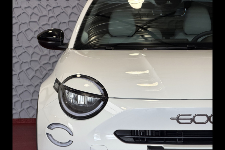 Fiat 600 1.2 HYBRID LA PRIMA LEER MASSAGE ELEK.STOEL CAMERA CARPLAY ADAP.CRUISE STOELVERW. ELEK.KLEP 18''LMV ✅ Top Auto Fiat Wijchen , 30 Jaar ervaring in Fiat , Wij leveren de : Icon / La Prima / Pop / Sport . Urban / Benzine / Hybrid . Met Fabrieksgarantie ✅