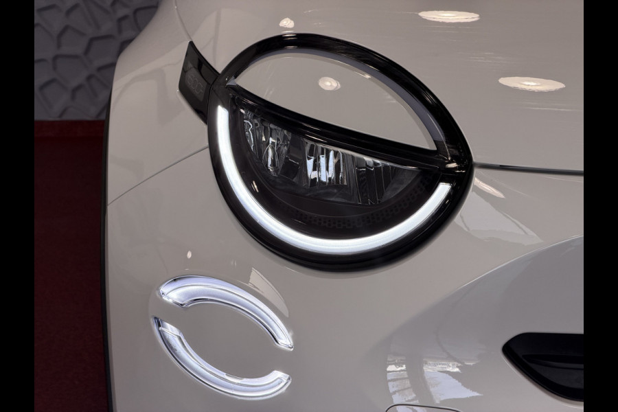 Fiat 600 1.2 HYBRID LA PRIMA LEER MASSAGE ELEK.STOEL CAMERA CARPLAY ADAP.CRUISE STOELVERW. ELEK.KLEP 18''LMV ✅ Top Auto Fiat Wijchen , 30 Jaar ervaring in Fiat , Wij leveren de : Icon / La Prima / Pop / Sport . Urban / Benzine / Hybrid . Met Fabrieksgarantie ✅