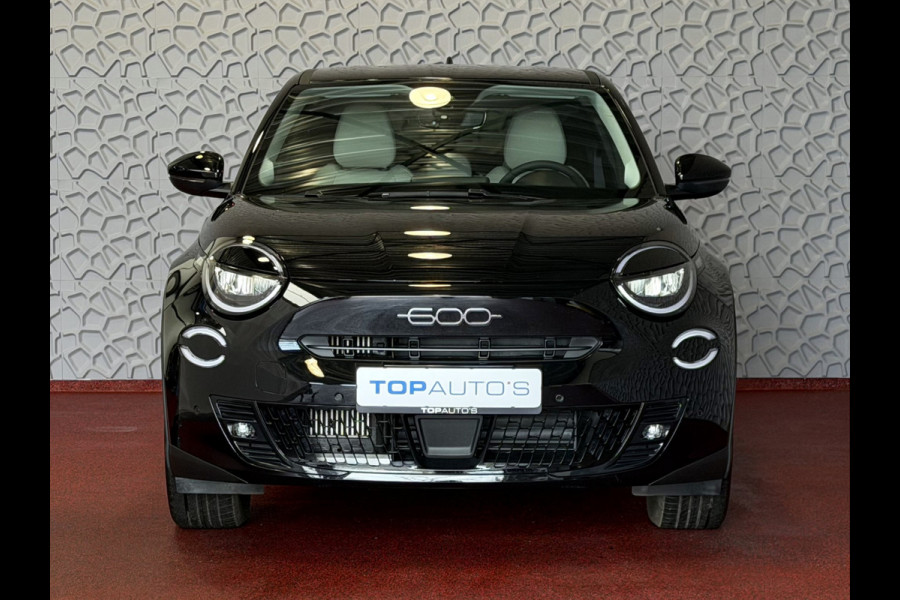 Fiat 600 1.2 HYBRID LA PRIMA CAMERA CARPLAY ADAP.CRUISE STOELVERW. ELEK.KLEP LEER MASSAGE ELEK.STOEL 18''LMV ✅ Top Auto Fiat Wijchen , 30 Jaar ervaring in Fiat , Wij leveren de : Icon / La Prima / Pop / Sport . Urban / Benzine / Hybrid . Met Fabrieksgarantie ✅