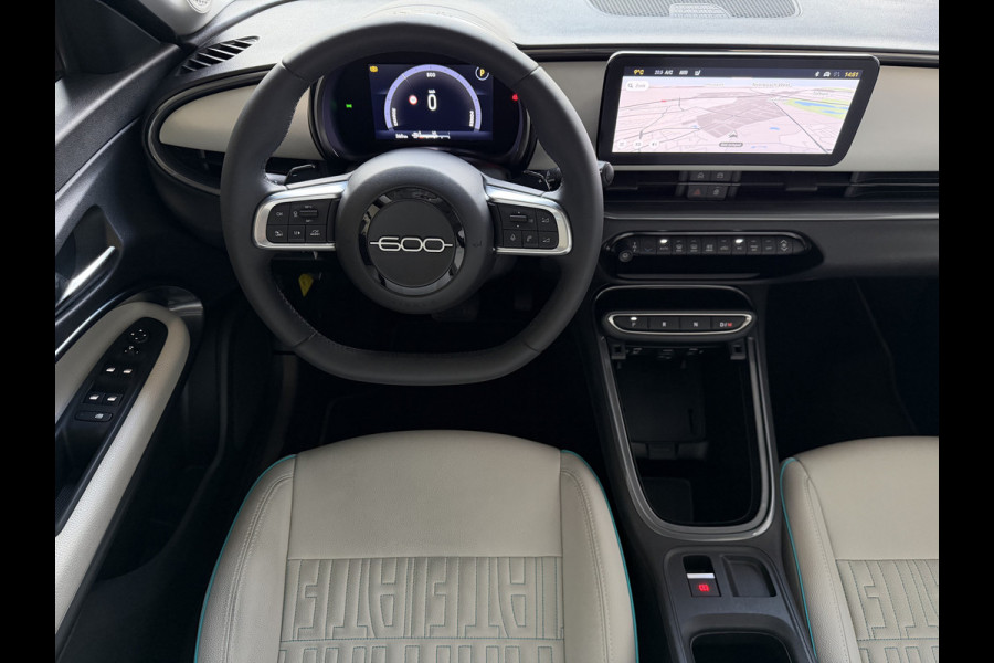 Fiat 600 1.2 HYBRID LA PRIMA CAMERA CARPLAY ADAP.CRUISE STOELVERW. ELEK.KLEP LEER MASSAGE ELEK.STOEL 18''LMV ✅ Top Auto Fiat Wijchen , 30 Jaar ervaring in Fiat , Wij leveren de : Icon / La Prima / Pop / Sport . Urban / Benzine / Hybrid . Met Fabrieksgarantie ✅